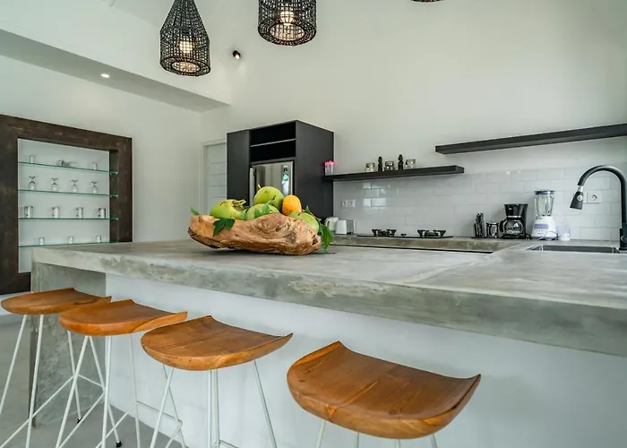 Villa Isyan - 3 Bdr - - Location Canggu