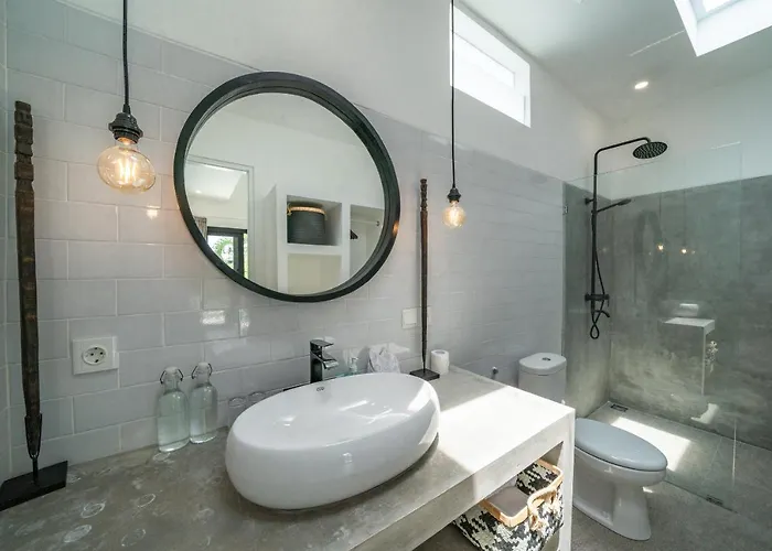 Isyan - 3 Bdr - - Location Villa Canggu